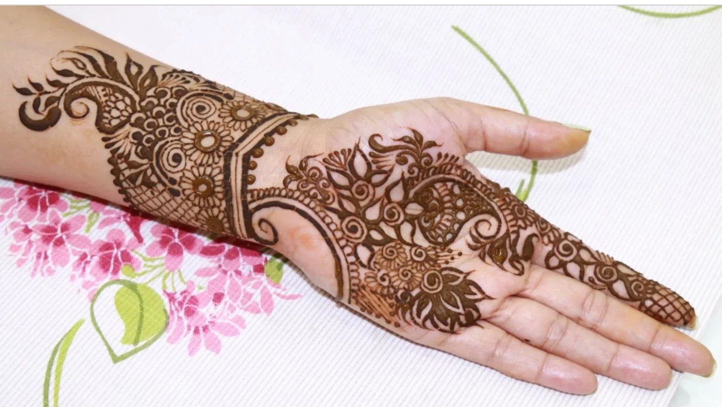 Artistic Mehndi Designs 2025