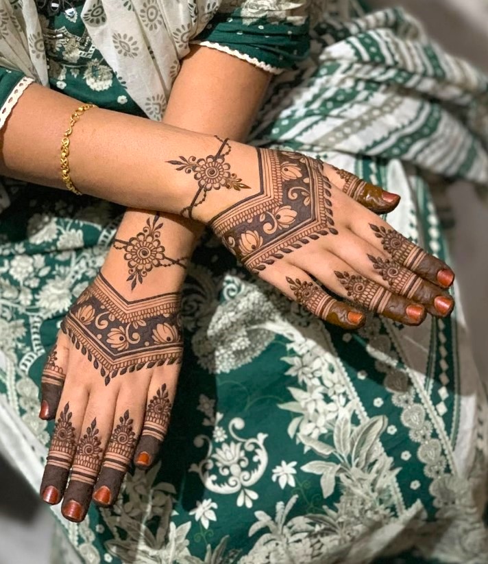 Stunning-Arabic-Mehndi-Design-for-Hands