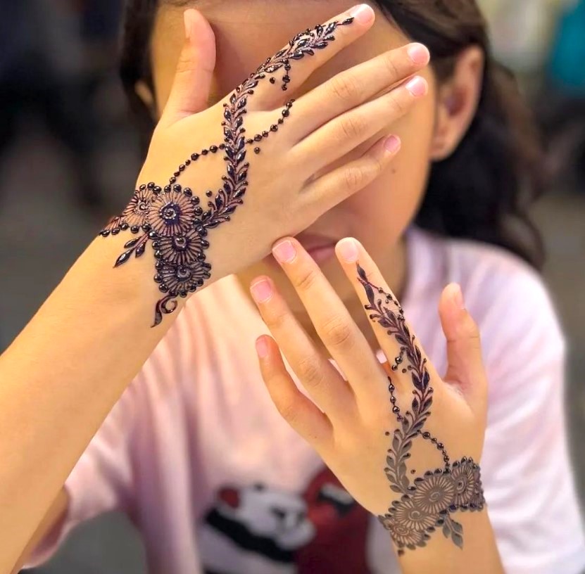 Top-10-Cute-and-Simple-Mehndi-Designs-for-Kids