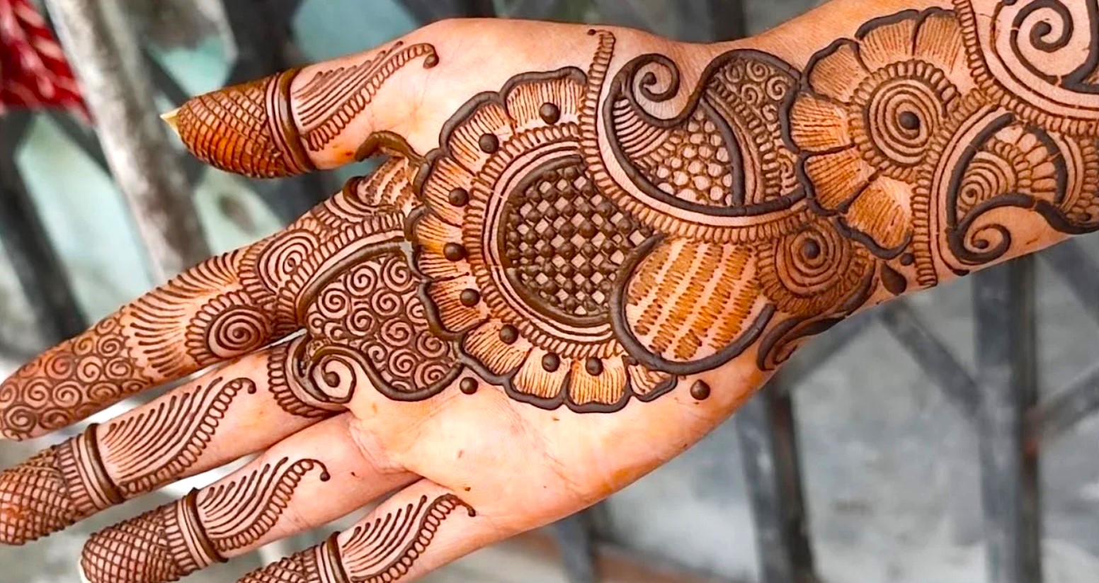 Stunning-Arabic-Mehndi-Design-for-Hands