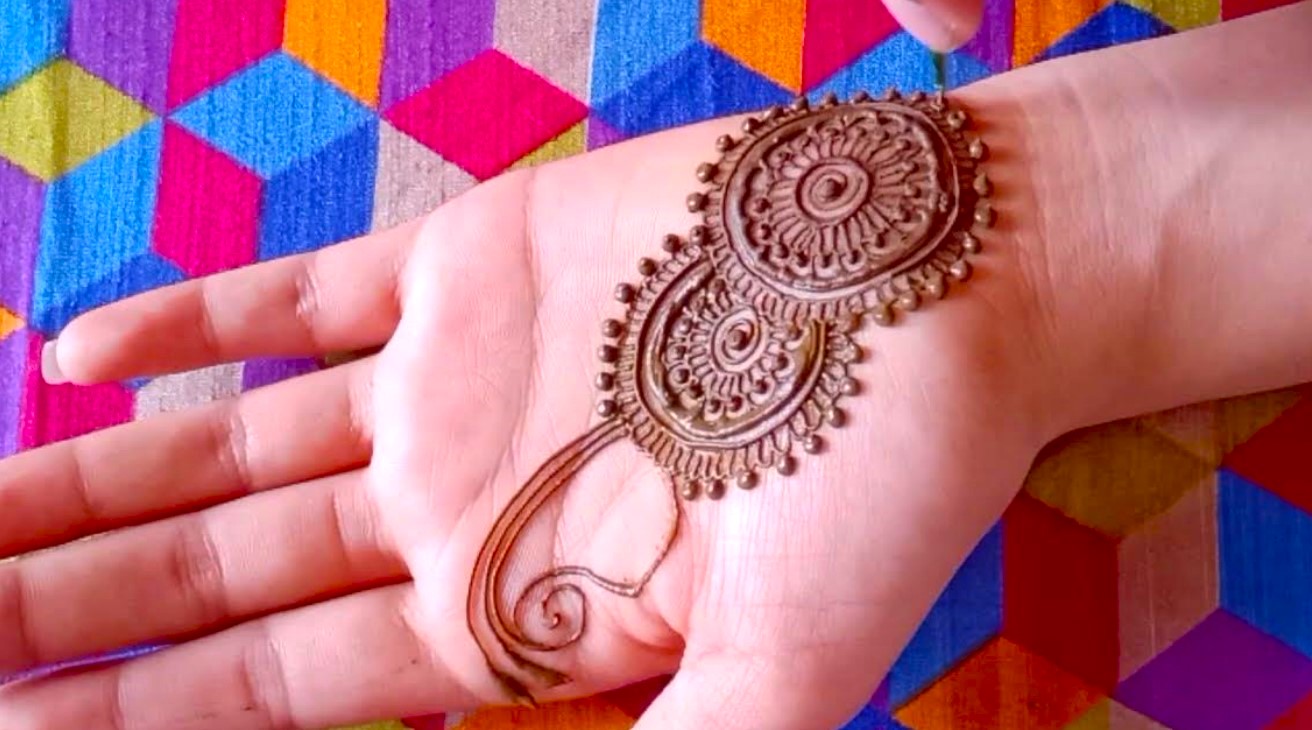 Stunning-Arabic-Mehndi-Design-for-Hands