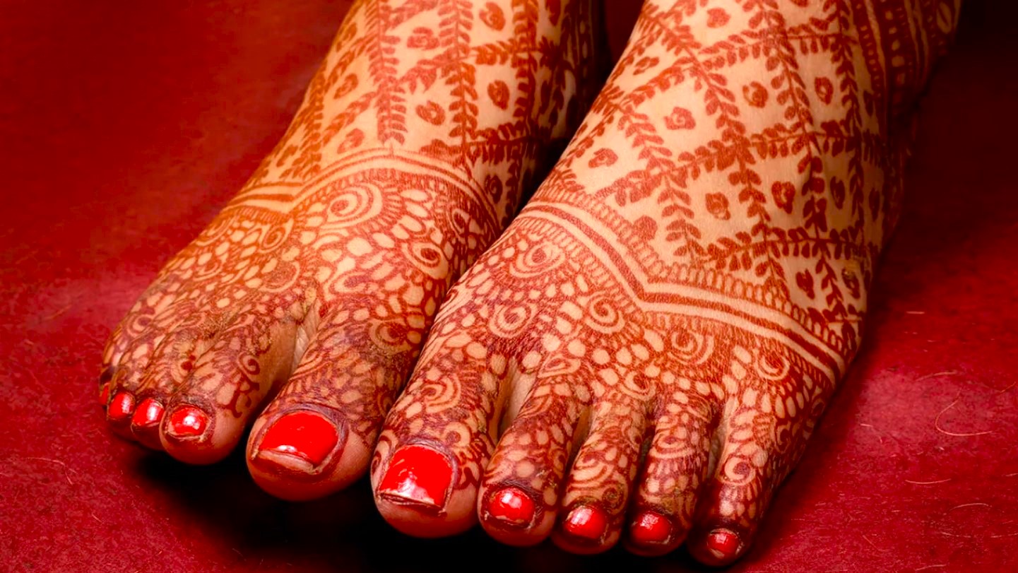 Top-10-Feet-Mehndi-Designs.