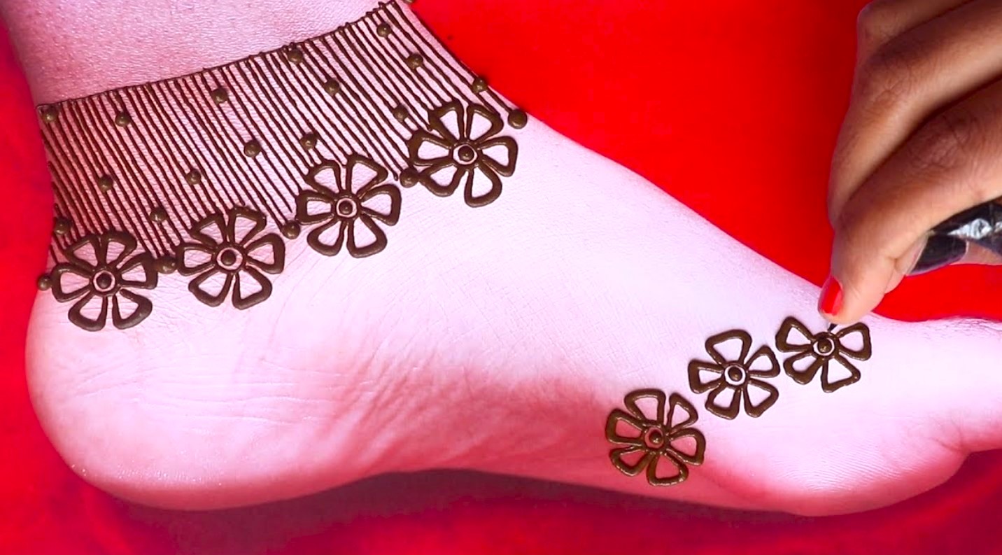 Top-10-Feet-Mehndi-Designs.