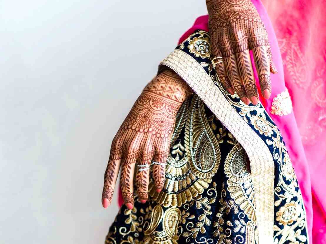 Royal-Back-Hand-Mehndi-Designs-2025-Latest-Indian-Simple-Stylish-Ideas