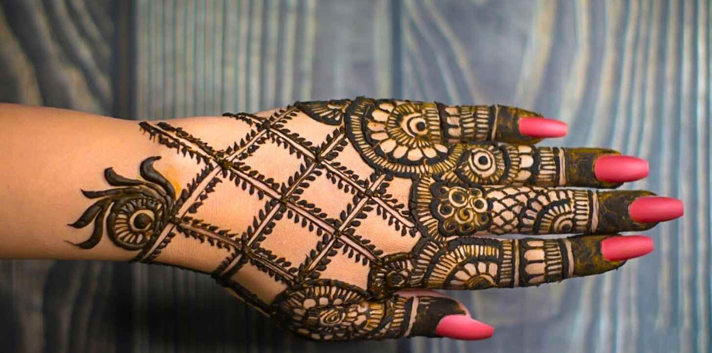Royal-Back-Hand-Mehndi-Designs-2025-Latest-Indian-Simple-Stylish-Ideas