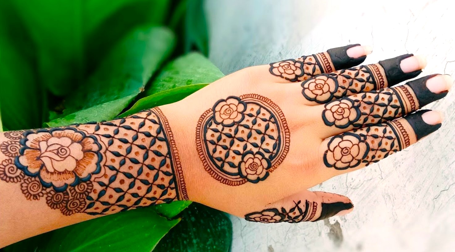 Royal-Back-Hand-Mehndi-Designs-2025-Latest-Indian-Simple-Stylish-Ideas